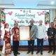 Bupati Kapuas HM Wiyatno memberikan cindera mata kepada perwakilan Noor Dubai Foundation dari Uni Emirat Arab. (Dok. Istimewa)