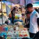 Plt Camat Bataguh, Dino Aries Fahrizal memantau ketersediaan pasokan bahan pokok pasca Hari Raya Idul Fitri 1447 Hijriah di Pasar Rabu Pulau Kupang. (Dok. Istimewa)