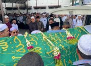 Tiba di Amuntai, Ribuan Santri dan Jemaah Sambut Kedatangan Jenazah KH Husin Nafarin