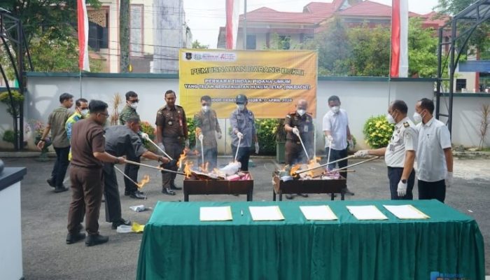 Kejari HSU Musnahkan Berbagai Barang Bukti dari Puluhan Perkara Tindak Pidana