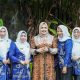 Ketua TP PKK Kabupaten HSS Hj. Mustaidah Syafrudin Noor memperlihatkan bungan kecombrang Loksado yang baru dipetik. (Dok. Prokopim HSS)