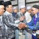 Bupati HSS H. Syafrudin Noor didampingi Wakil Bupati H. Suriani melepas keberangkatan Jemaah Calon Haji asal Kabupaten HSS. (Dok. Prokopim HSS)