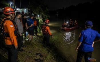 Tim SAR gabungan melakukan pencarian terhadap MR (62) seorang marbot masjid yang diduga tenggelam di aliran Sungai Desa Pemangkih, Kecamatan Labuhan Amas Utara, Kabupaten HST. (Dok. Ilustrasi AI)