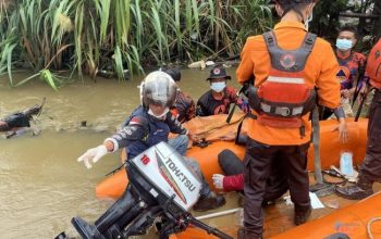 Proses evakuasi MR (62) yang tenggelam di aliran Sungai Desa Pemangkih, Kecamatan Labuhan Amas Utara, Kabupaten HST. (Dok. Istimewa)