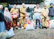 Sambangi Korban Kebakaran di Desa Pamintangan, Bupati HSU Turun Salurkan Bantuan