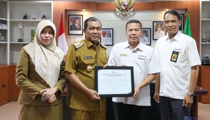 Bupati HSS Terima Penghargaan Sinergi Perpajakan Terbaik dari KPP Pratama Barabai