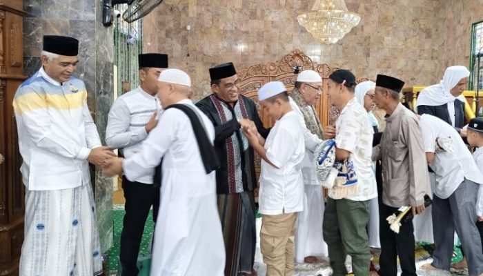 Berbaur dengan Warga, Bupati HSU Sahrujani Salat Iduladha di Masjid At-Taqwa