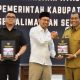 Kepala BPK RI Perwakilan Kalsel, Andriyanto menyerahkan LHP atas LKPD Tahun Anggaran 2025 kepada Bupati HSS, H. Syafrudin Noor. (Dok. Istimewa)