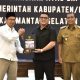 Kepala BPK RI Perwakilan Kalsel, Andriyanto menyerahkan LHP LKPD kepada Ketua DPRD HSS Akhmad Fahmi. (Dok. Istimewa)