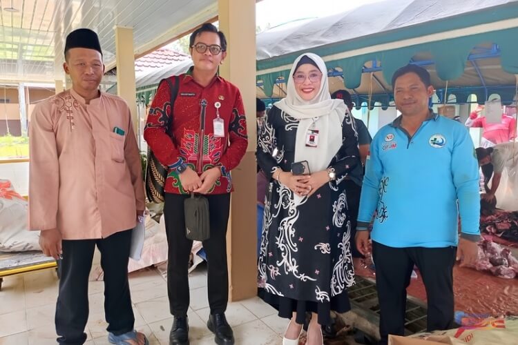 Direktur Utama RSUD Kapuas, dr. Delianae saat meninjau proses pemotongan hewan kurban. (Dok. Narasi Publik)