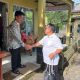 Wakil Bupati HSS, H. Suriani saat mengobrol bersama salah satu pengunjung tempat wisata Tanuhi Loksado. (Dok. Istimewa)