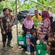 Ketua DPRD HSS Akhmad Fahmi saat mengunjungi sejumlah sasaran TMMD di Desa Pantai Ulin Kecamatan Simpur. (Dok. Narasi Publik)