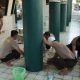 Personil Polres HSU membersihkan area masjid dalam rangka menyambut Hari Bhayangkara ke-80. (Dok. Istimewa)