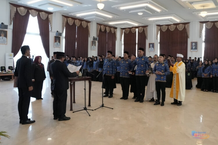 Bupati Kapuas, HM Wiyanto melantik dan mengambil sumpah janji ribuan PNS dan Pejabat Fungsional lingkungan Pemkab Kapuas. (Dok. Istimewa)