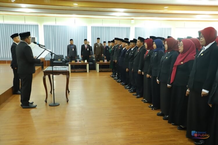 Bupati Kapuas H. Sahrujani melantik 68 Kepala Sekolah Baru di Kabupaten HSU. (Dok. Istimewa)