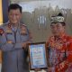 Kapolda Kalteng, Irjen Pol Iwan Kurniawan menyerahkan piagam penghargaan kepada Bupati Kapuas HM Wiyanto. (Dok. Istimewa)