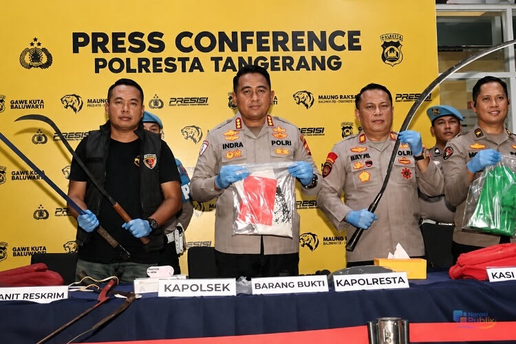 Kapolresta Tangerang, Kombes Pol Andi Muhammad Indra Waspada Amirullah didampingi Kapolsek Pasar Kemis AKP Humaedi memperlihatkan barang bukti yang berhasil diamankan dalam konferensi pers. (Dok. Istimewa)
