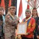 Bupati Kapuas HM Wiyatno menerima piagam penghargaan dan Medali Kehormatan Tingang Menteng Bapenyang Simpei dari Gerdayak Indonesia Kalteng. (Dok. Istimewa)