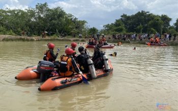 Tim SAR gabungan melakukan proses pencarian terhadap bocah yang tenggelam di Danau Komplek Arraudah 6, Karang Jawa, Kabupaten Tanah Bumbu. (Dok. Istimewa)