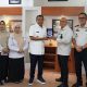 Bupati HSS, H. Syafrudin Noor menerima cinderamata dari Kepala Kantor Wilayah Direktorat Jenderal Imigrasi Kalsel, Yan Wely Wiguna. (Dok. Istimewa)