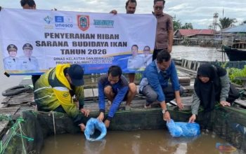 Dukung Program Gubernur, Dislautkan Kalsel Serahkan Bantuan Sarana Budidaya Haruan. (Dok. Istimewa)