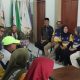 Ketua KONI HSU, Hero Setiawan bersama jajaran pengurus menyambut kedatangan atlet jalan cepat Halida Ulfah di Sekretariat KONI HSU. (Dok. Istimewa)