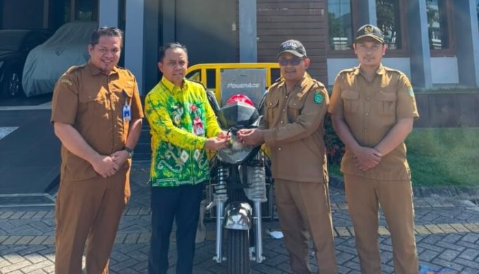 Bupati Tapin Serahkan Motor Pengangkut Sampah untuk Desa Pantai Cabe