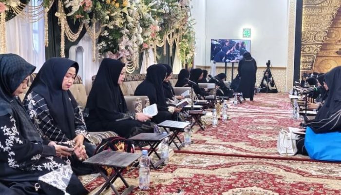 Ketua TP PKK HSS Bersama Ribuan Muslimah Ikuti Haul ke-5 Guru Kapuh