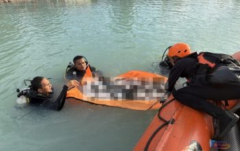 Tim SAR melakukan evakuasi jasad remaja yang tenggelam di kawasan wisata Danau Biru, Kecamatan Liang Anggang, Kota Banjarbaru. (Dok. Istimewa)