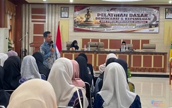 Anggota KPU Provinsi Kalsel, M. Fahmi Failasopa memberikan materi kegiatan Pelatihan Dasar Demokrasi dan Kepemiluan. (Dok. Narasi Publik)