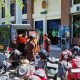 Para terdakwa yang akan menjalani sidang tiba di PN Kelas IIB Kandangan dengan dikawan Kejari HSS. (Dok: Narasi Publik)