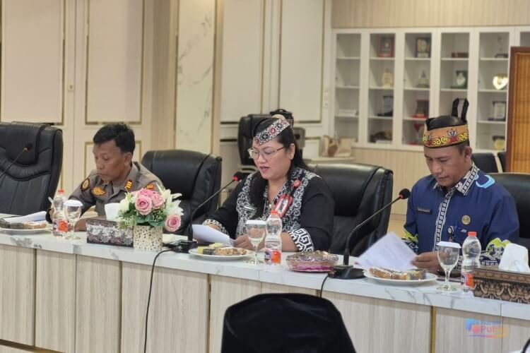 Asisten II Setda Kapuas Kusmiatie didampingi Kepala DPMPTSP Kapuas Teguh Yunianto saat memimpin FGD Raperda Pengendalian Minuman Beralkohol. (Dok: Istimewa)
