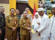 Bupati Tapin Serahkan Buku Nikah dan KIA kepada Pasutri Program Isbat Nikah