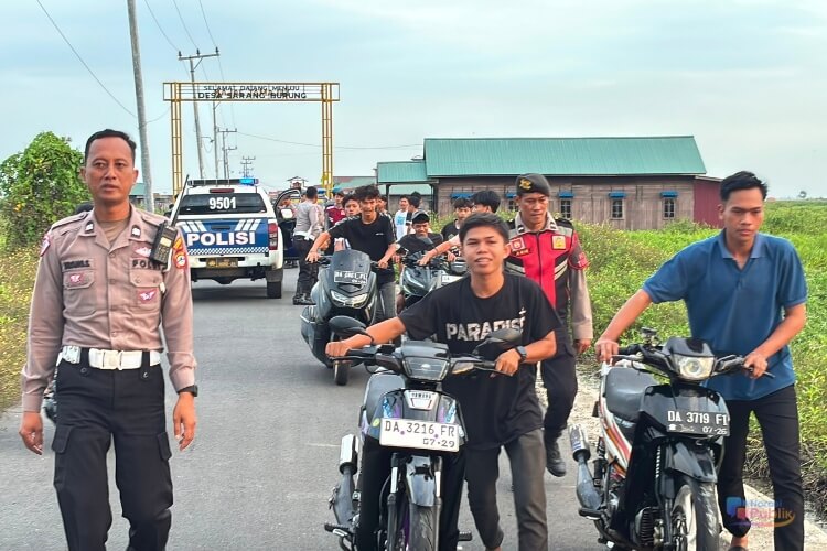 Jajaran Polres HSU menggiring sejumlah remaja yang kedapatan melakukan aksi balap liar di wilayah Kecamatan Danau Panggang. (Dok: Istimewa)