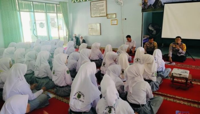 Cegah Bullying Saat MPLS, Polsek Sungai Pandan Masuk SMAN 1