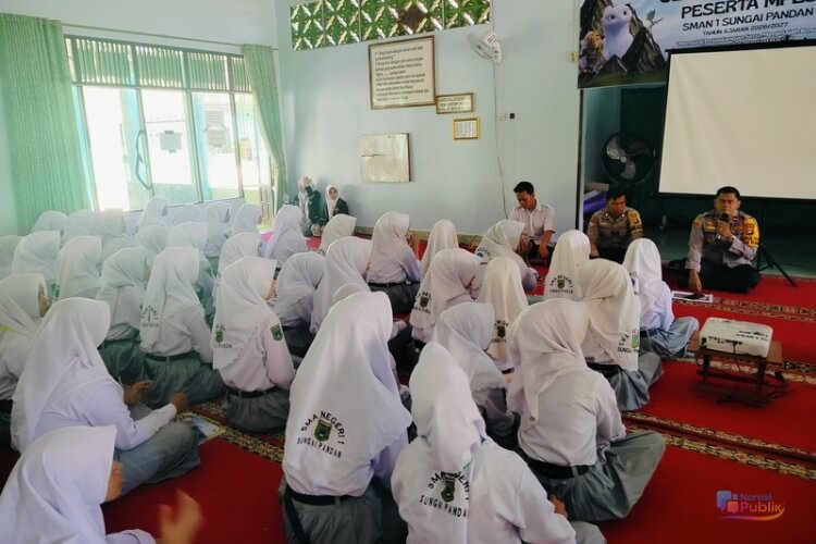 Polsek Sungai Pandan memberikan edukasi mengenai bahaya bullying kepada ratusan siswa-siswi SMAN 1 Sungai Pandan HSU. (Dok: Istimewa)