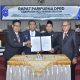 Bupati HSS, H Syafrudin Noor didampingi Wakil Bupati H Suriani bersama Wakil Ketua I DPRD HSS Husnan dan Wakil Ketua II DPRD Muhammad Kusasi memperlihatkan berita acara penetapan Perda Pertanggungjawaban APBD 2025. (Dok: Istimewa)