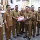 Wakil Bupati Tapin, H Juanda menyerahkan secara simbolis bendera Merah Putih usai memimpin rakor persiapan peringatan HUT ke-81 Kemerdekaan RI. (Dok: Istimewa)