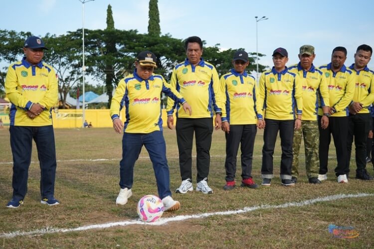 Bupati Tapin H. Yamani melakukan tendangan pertama tanda dimulainya Turnamen Sepak Bola Bupati Tapin Cup II Tahun 2026 dalam rangka menyemarakkan HUT ke-81 Kemerdekaan RI. (Dok: Istimewa)