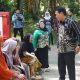 Wakil Bupati HSS, H Suriani saat meninjau pelaksanaan Pasar Murah di Desa Garunggang, Kecamatan Simpur. (Dok: Istimewa)