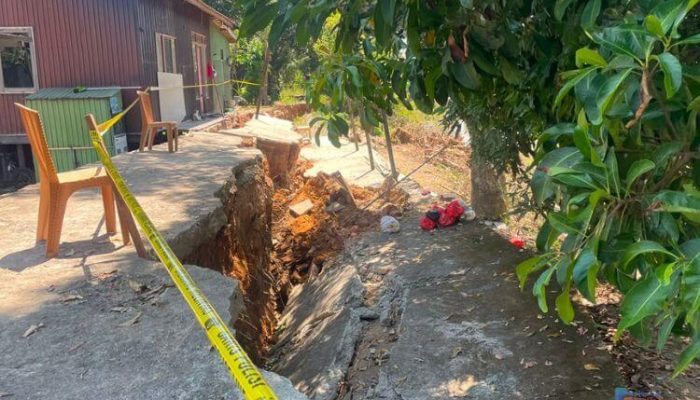 Jalan Desa Panangkalaan HSU Longsor Akibat Tergerus, Akses Warga Putus