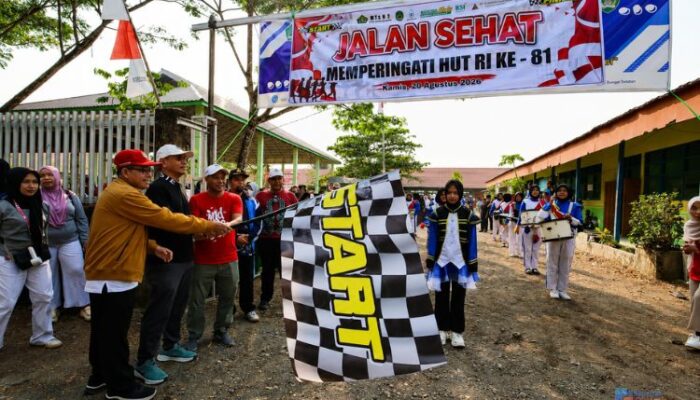 Semarak HUT Kemerdekaan, Sekda HSS Lepas Jalan Sehat Pelajar Se-Kecamatan Simpur
