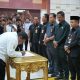 Bupati Tapin, H Yamani bersama Forkopimda Tapin menyaksikan para calon kepala desa menandatangani deklarasi damai Pilkades Serentak 2026. (Dok: Istimewa)