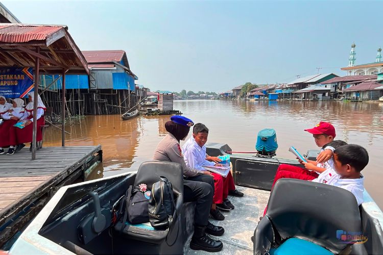Satpolairud Polres HSU menyiapkan sarana membaca bagi anak-anak di kawasan perairan Sungai Barito, Desa Paminggir. (Dok: Istimewa)
