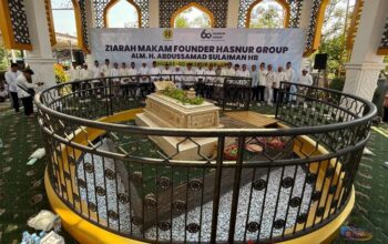 Keluarga besar Hasnur Group ziarah ke makam Founder jelang perayaan HUT ke-60 Tahun. (Dok: Narasi Publik)
