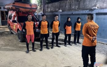 Tim rescue dari Unit Siaga SAR Batulicin melakukan persiapan sebelum menuju lokasi kejadian. (Dok: Istimewa)