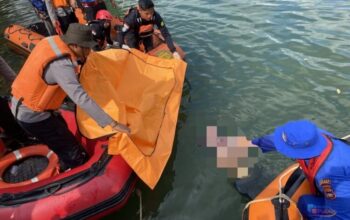 Proses evakuasi korban tenggelam di Danau Batu Harang Mentewe, Kabupaten Tanah Bumbu. (Dok: Istimewa)