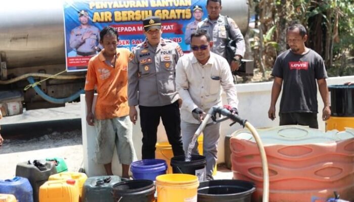 Bantu Warga Terdampak Kemarau, Polres Tapin Distribusikan Air Bersih di Desa Pantai Cabe