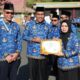 Bupati HSS, H. Syafrudin Noor menyerahkan penghargaan kepada Kepala SKPD yang memiliki kinerja terbaik dalam Pelaksanaan Realisasi Anggaran Semester I Tahun 2026. (Dok: Istimewa)