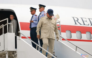 Presiden Prabowo Subianto turun dari pesawat tiba di Pangkalan TNI AU Bandara Internasional Supadio, Kubu Raya, Kalimantan Barat. (Dok: Istimewa)